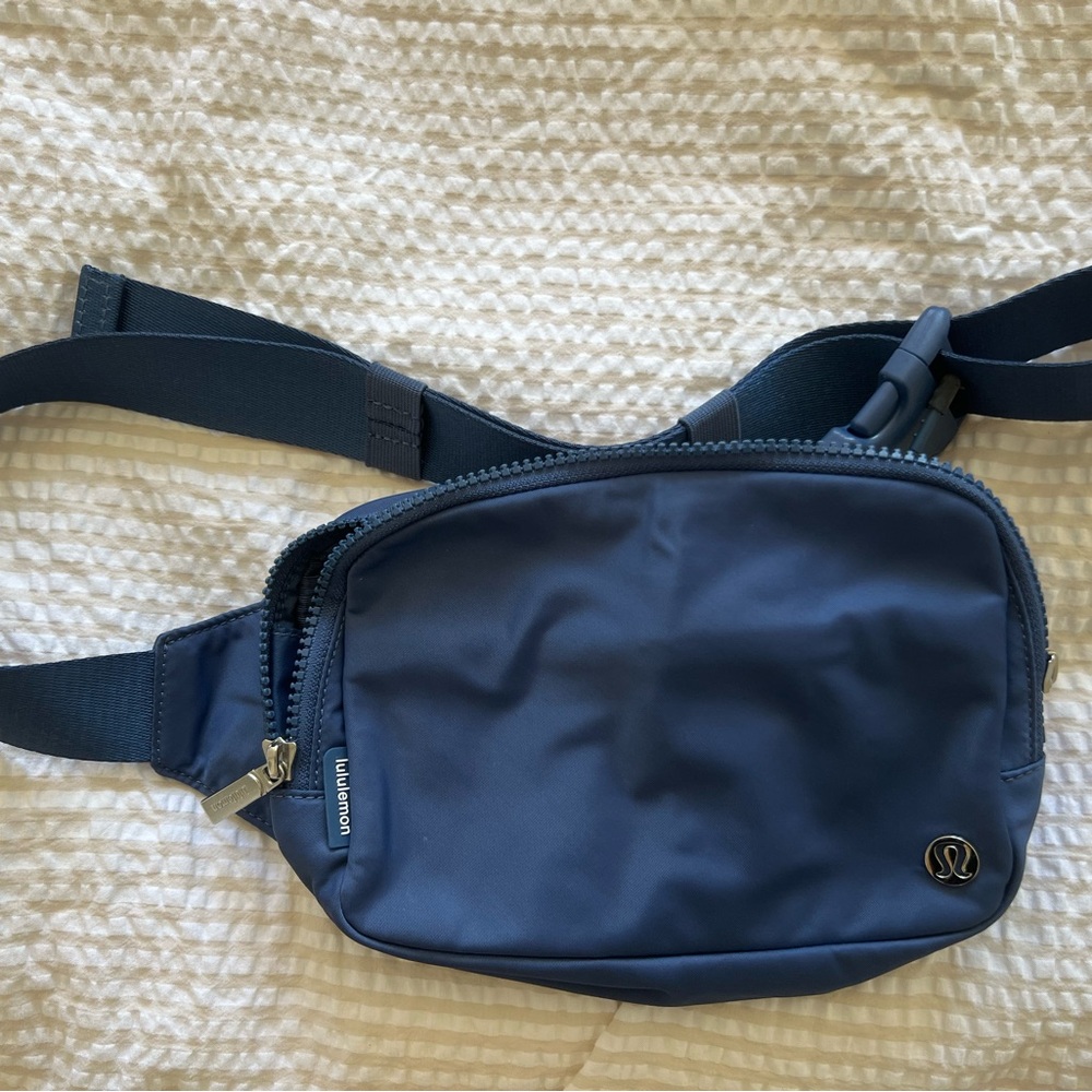Lululemon pitch blue belt bag 2L